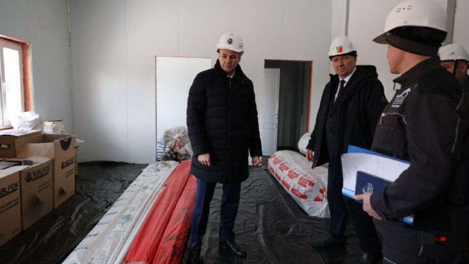 Демешин потребовал ускорить стройку поликлиники в Бикине Хабаровского края